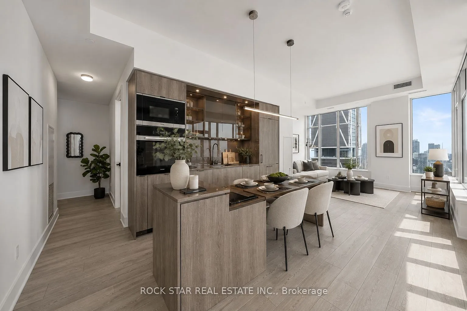 4 bed, $5,900 — Photo 1
