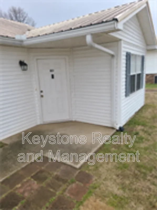 2 bed, 1.0 bath, 1150 sqft, $895 — Photo 1
