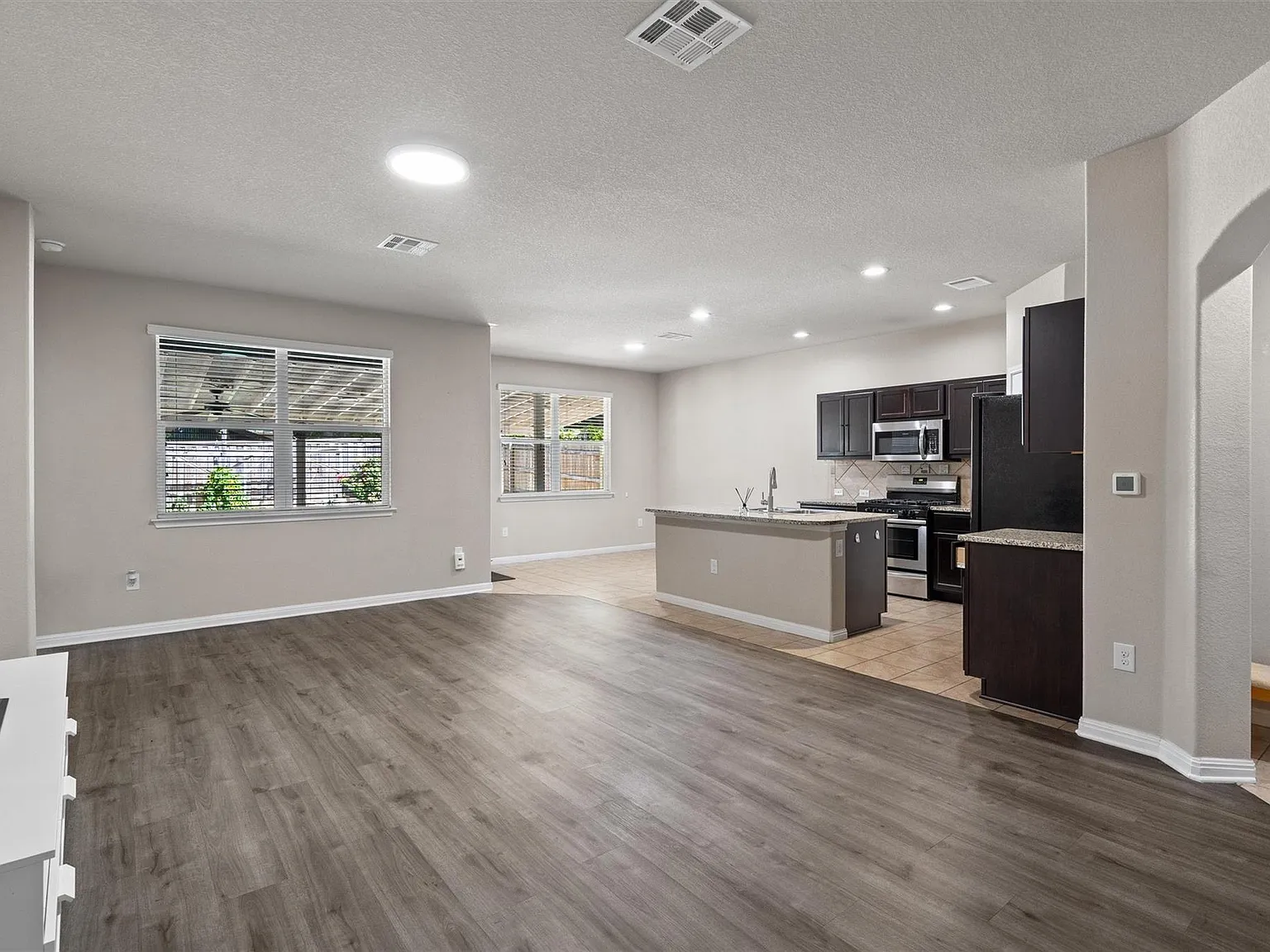 3 bed, 2.0 bath, 1472 sqft, $2,150 — Photo 3