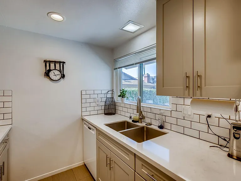 957 La Bonita Dr — Photo 4