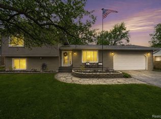 809 Holly Bush Dr, Holly, MI 48442