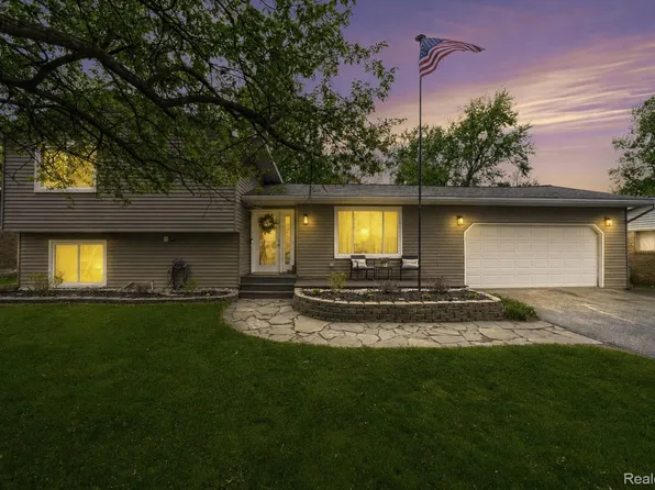 809 Holly Bush Dr, Holly, MI 48442