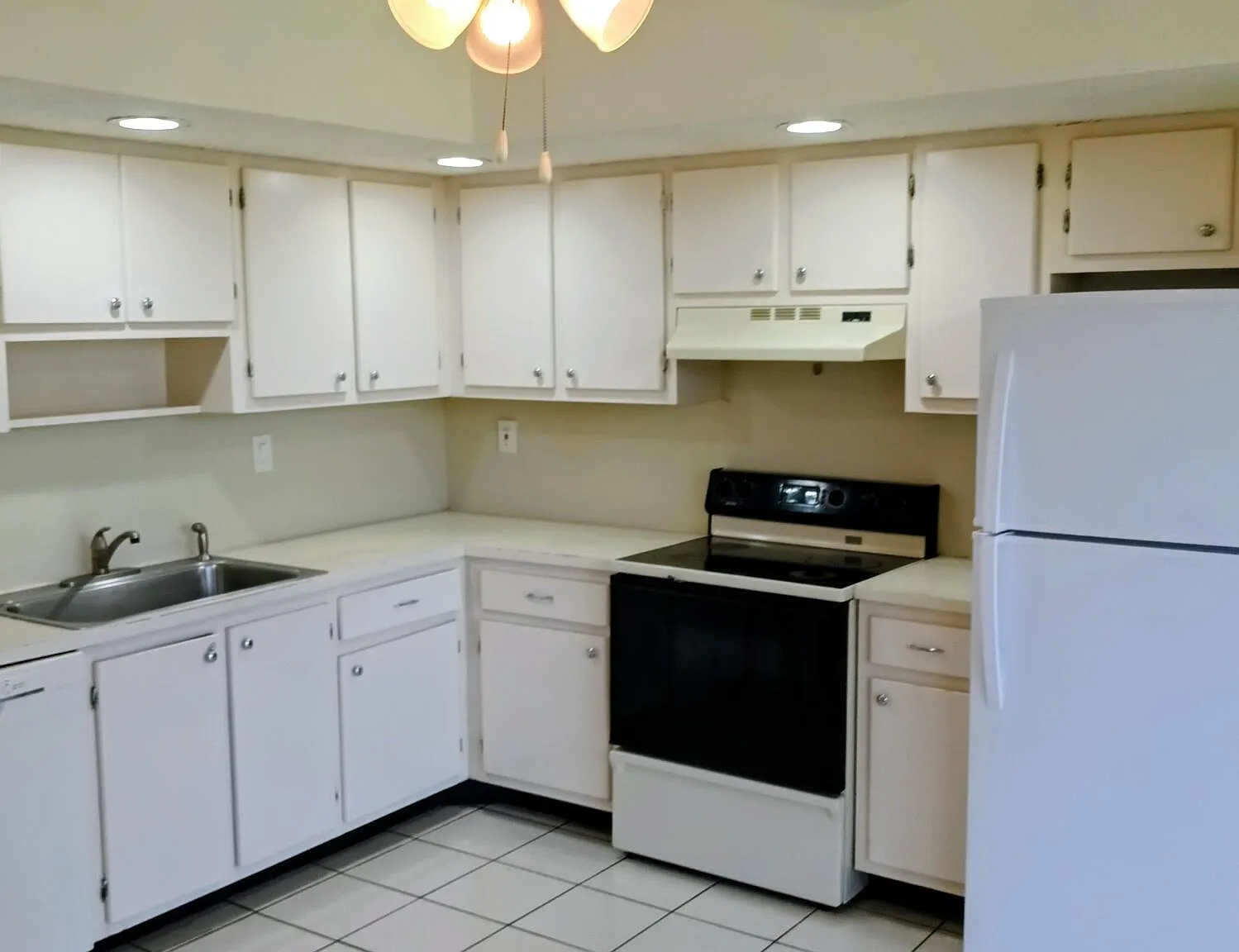 3 bed, 2.0 bath, 1040 sqft, $2,550 — Photo 2