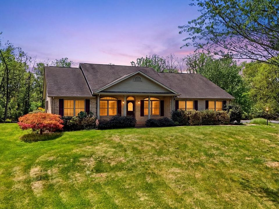 1st image of 107 Palace Ct
