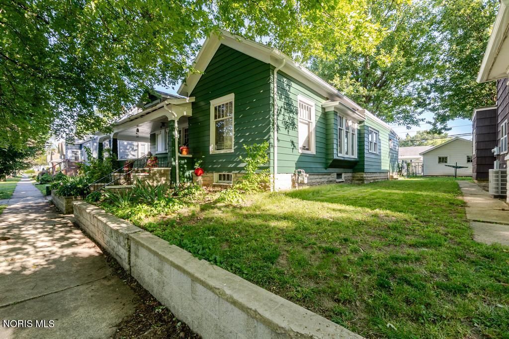 449 College Ave, Fostoria, OH - View 2