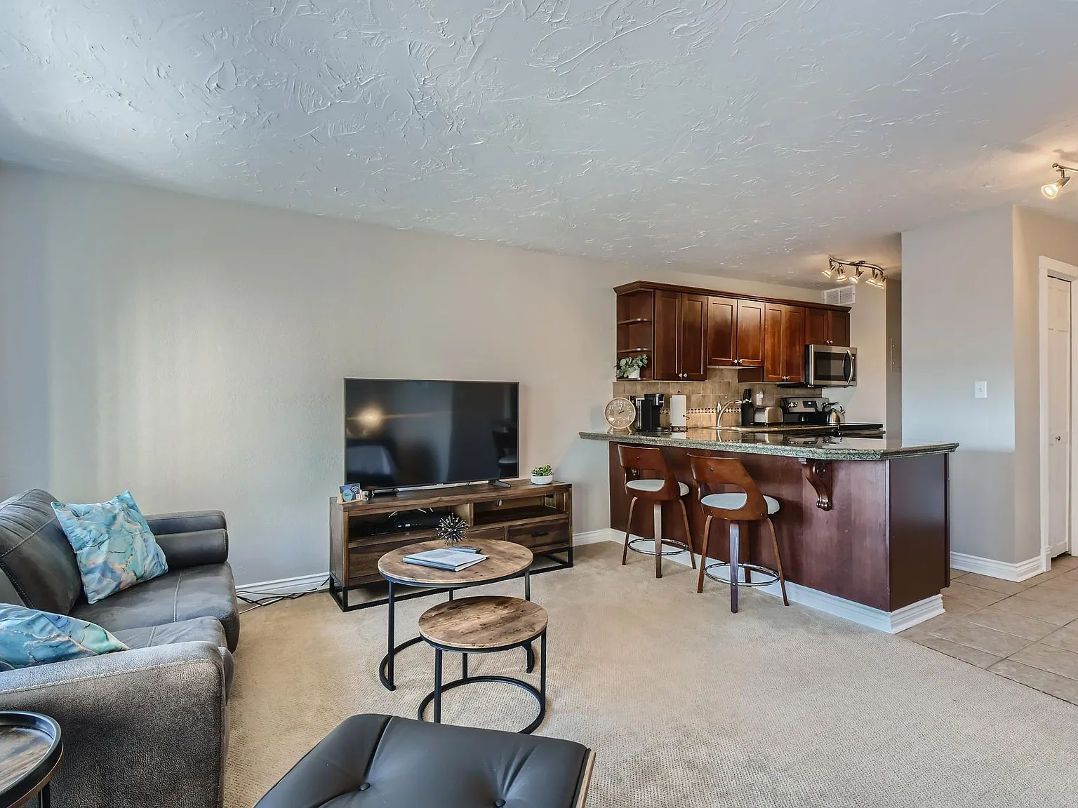 Studio, 472 sqft, $2,400 — Photo 3