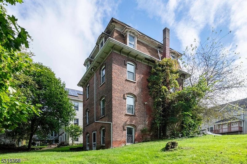 1st image of 15 Munson St