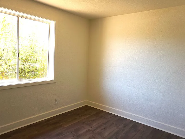 557 Graham Dr — Photo 9