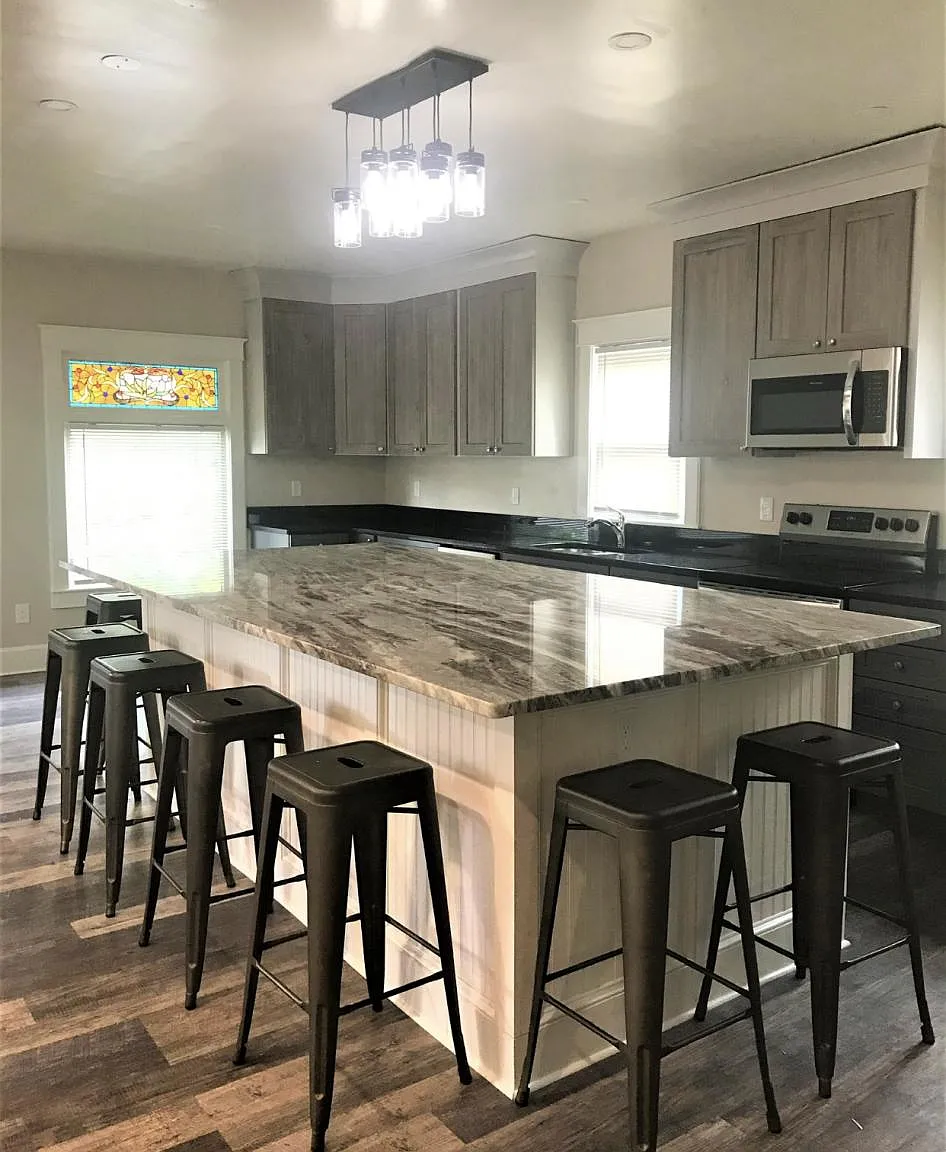 7 bed, 2208 sqft, $6,300 — Photo 3