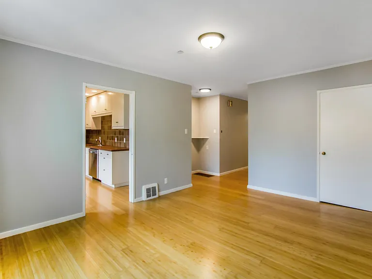 881 Dolores St — Photo 10