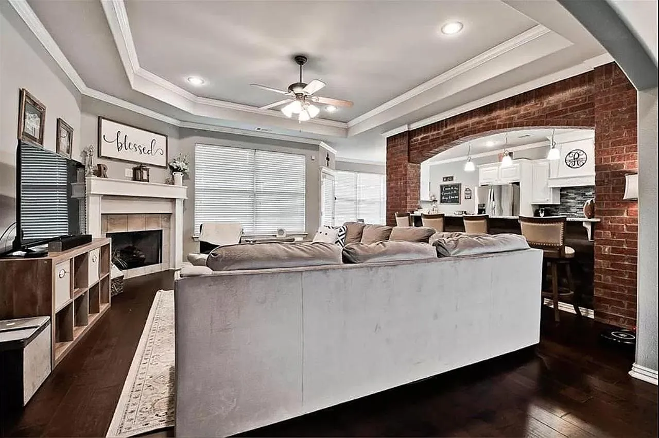 4 bed, 3.5 bath, 2438 sqft, $2,800 — Photo 4