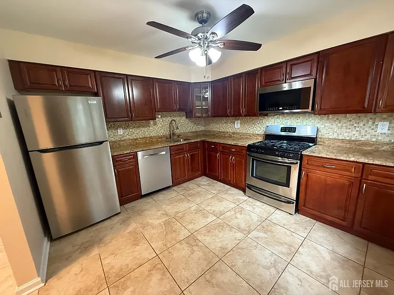 1302 Edison Glen Ter — Photo 2