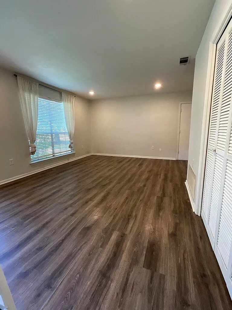 3 bed, 2.0 bath, 1120 sqft, $2,100 — Photo 3