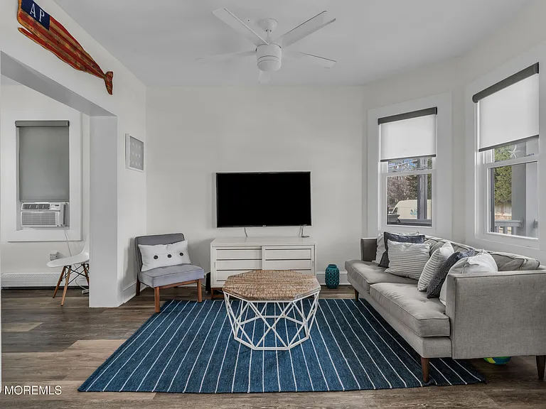 1208 Bond St — Photo 2