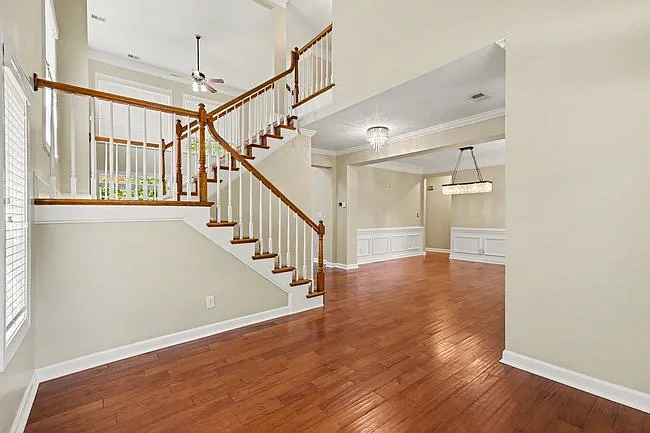 2400 River Oaks Dr — Photo 2