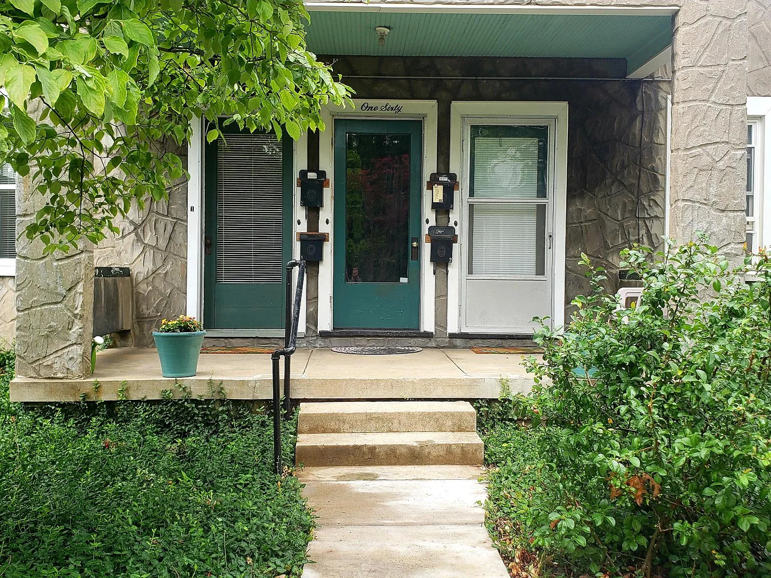 160 Linden Ln — Photo 2