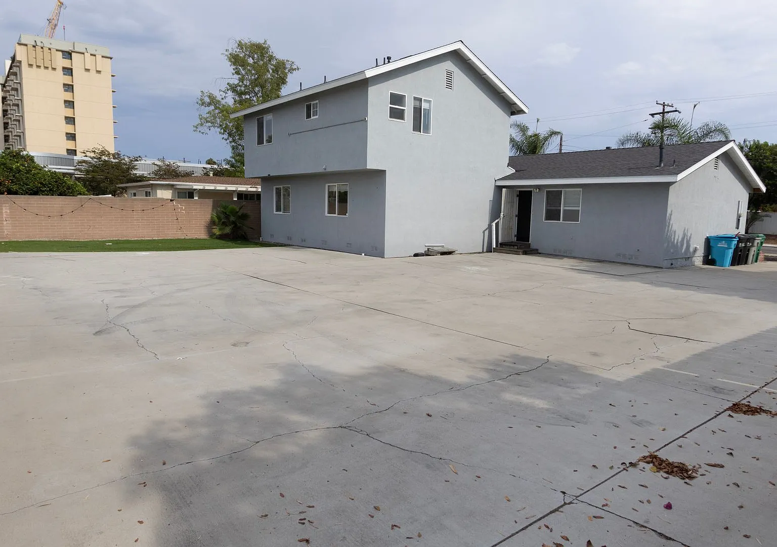 Across The Street From Campus- 8 Bedrooms Priced At Cost Of A 6 Bedroom! Act Quick!- Short Lease — Photo 1