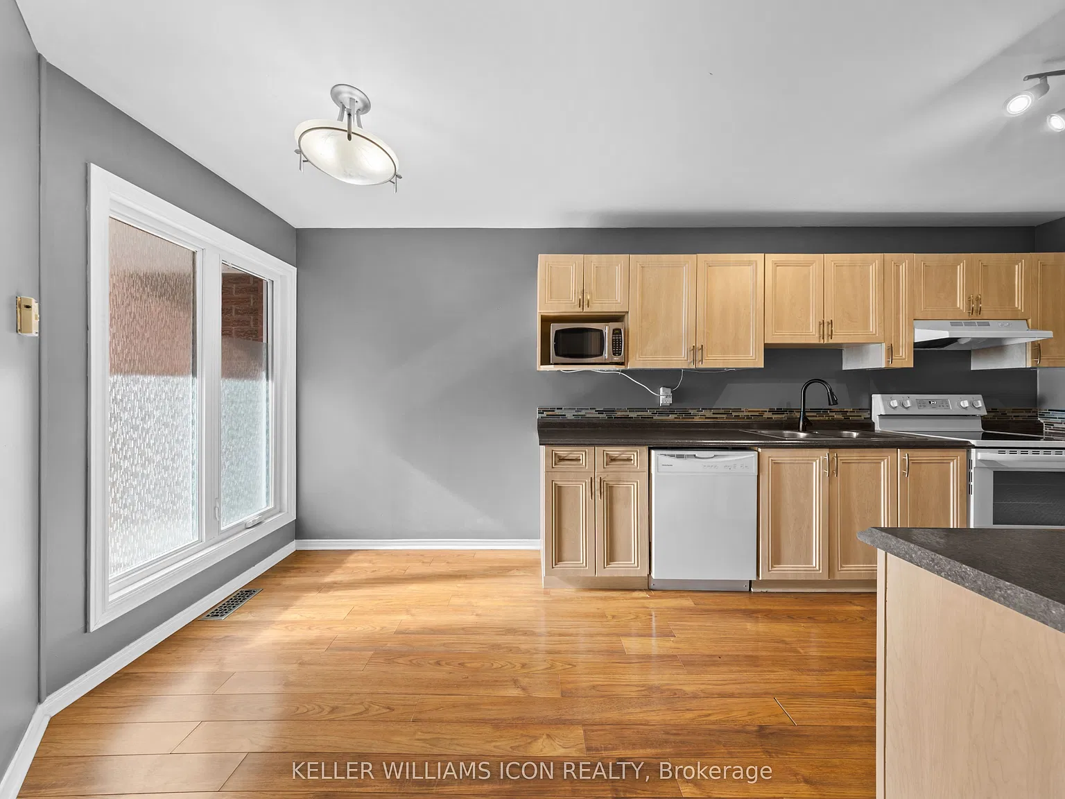 3 bed, $2,550 — Photo 4