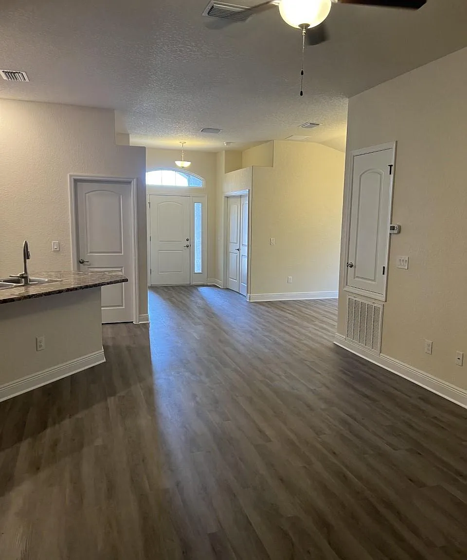 4 bed, 1820 sqft, $2,325 — Photo 3