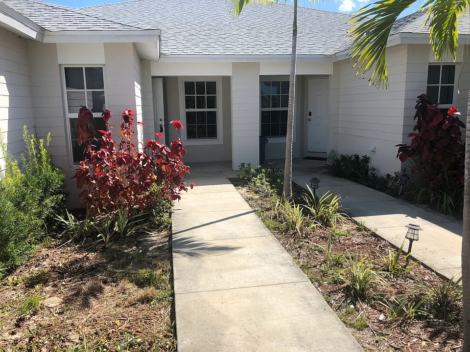 4525 SW Santa Barbara Pl