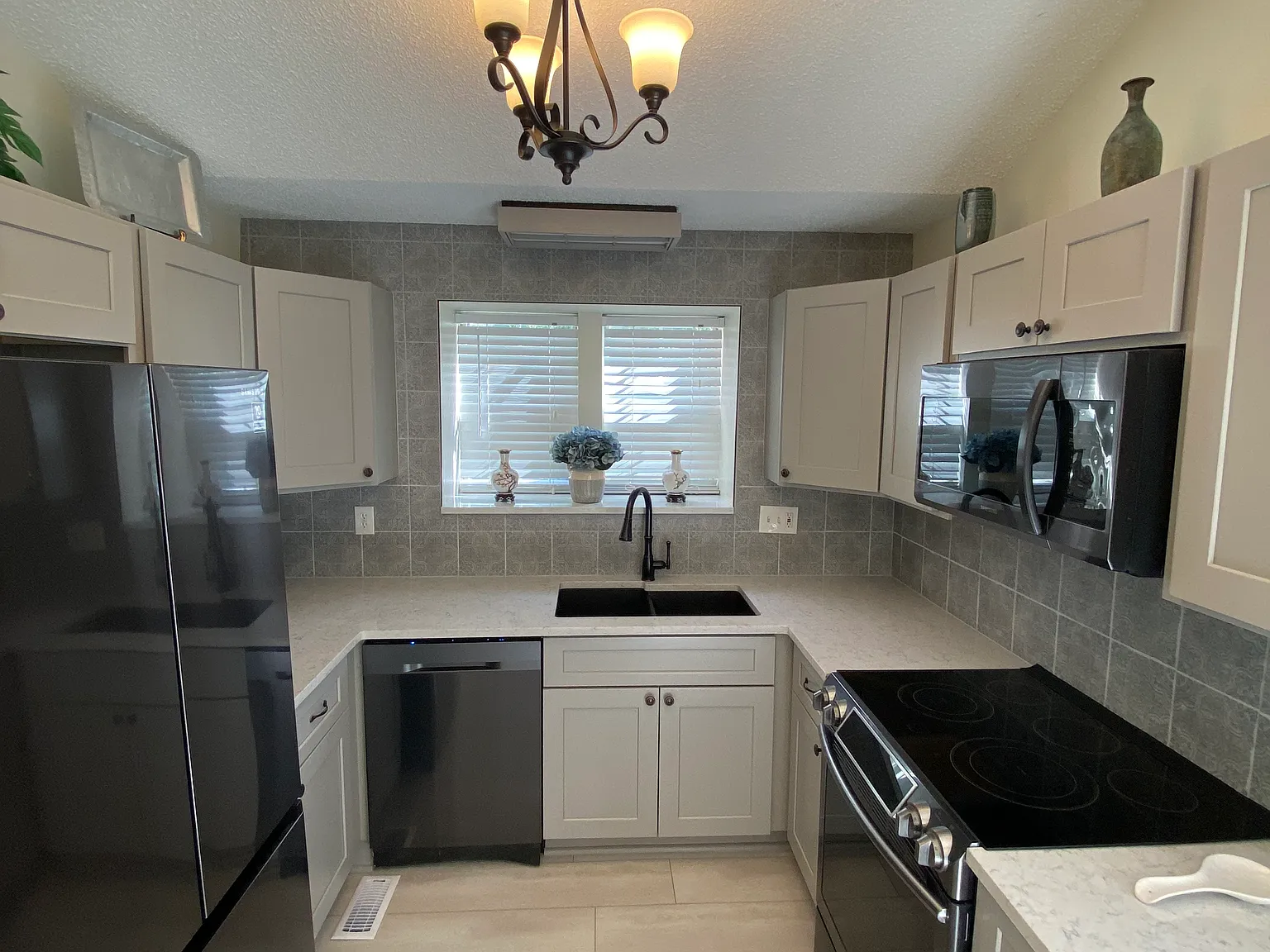 3 bed, 1190 sqft, $2,700 — Photo 3