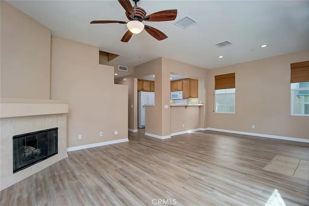 3 bed, 2.5 bath, 1416 sqft, $4,200 — Photo 3
