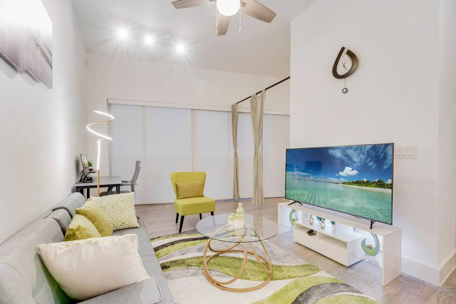 2 bed, 2.0 bath, 968 sqft, $3,296 — Photo 2