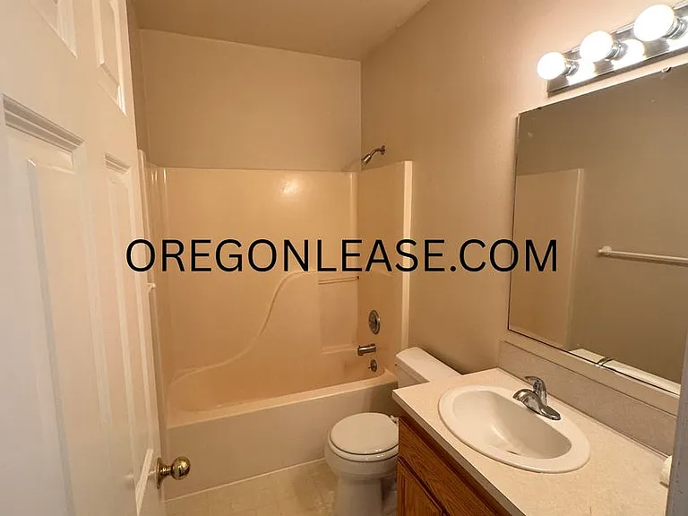 3 bedroom North Eugene duplex home with full sized garage — Photo 9