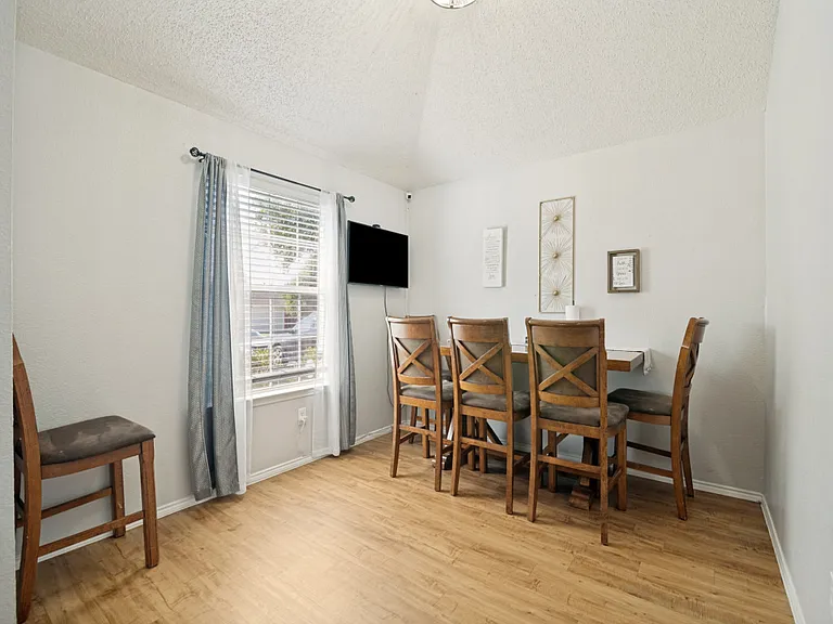 1109 Alexandria Dr — Photo 4