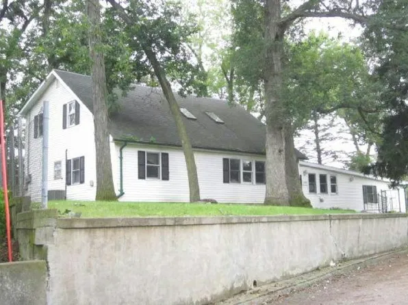 107 Waterbury Rd, Newton, IA 50208