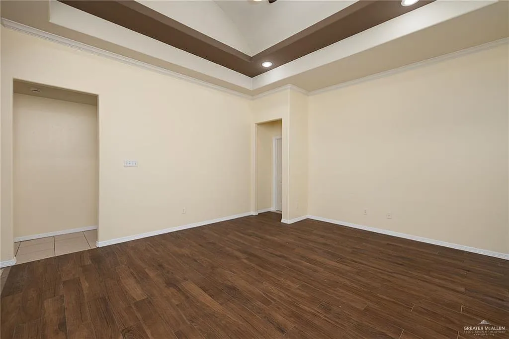 3 bed, 2.0 bath, 1356 sqft, $2,000 — Photo 3