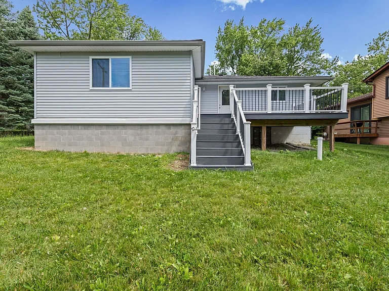 6777 Dandison Blvd — Photo 32