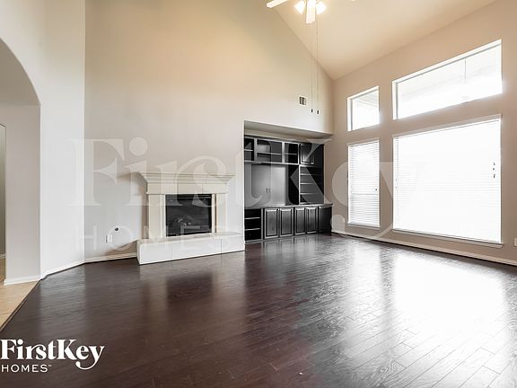 3rd image of 2807 Angela Way Dr