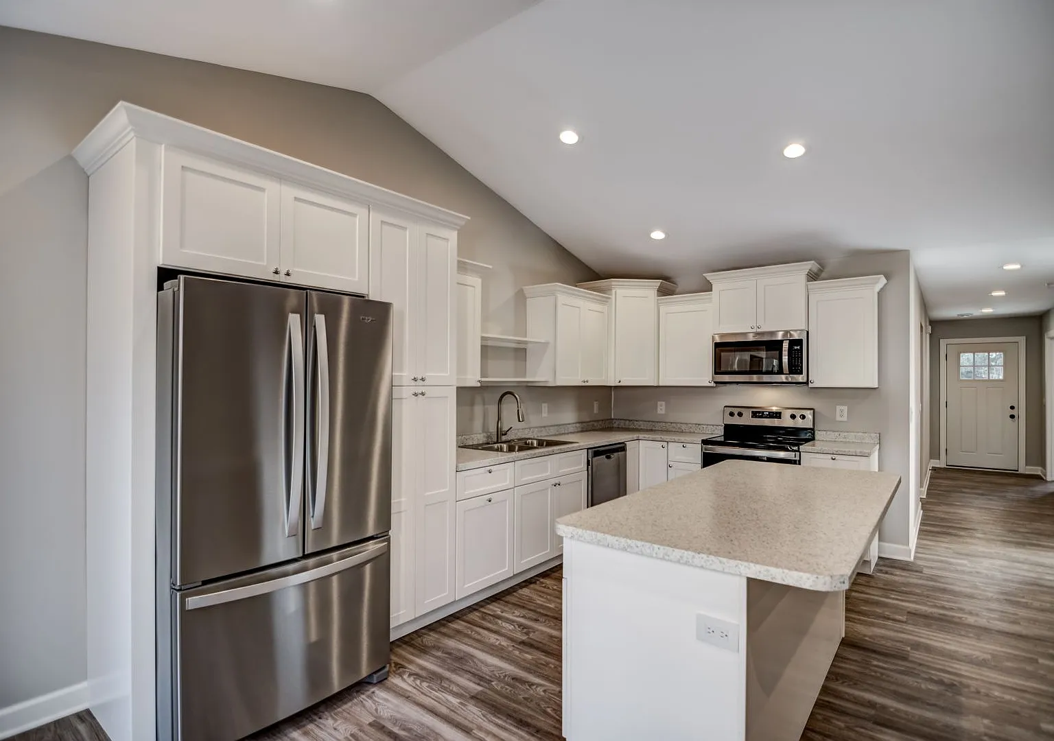 Like New 3 Bedroom Town Home — Photo 4