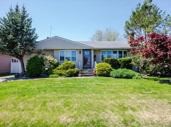 37 Wellesley Lane, Hicksville, NY 11801