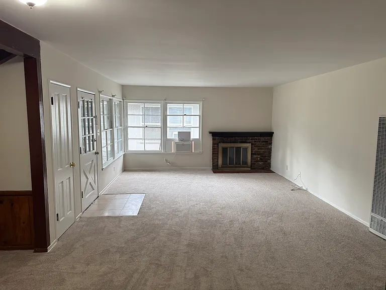 16007 Victory Blvd — Photo 12