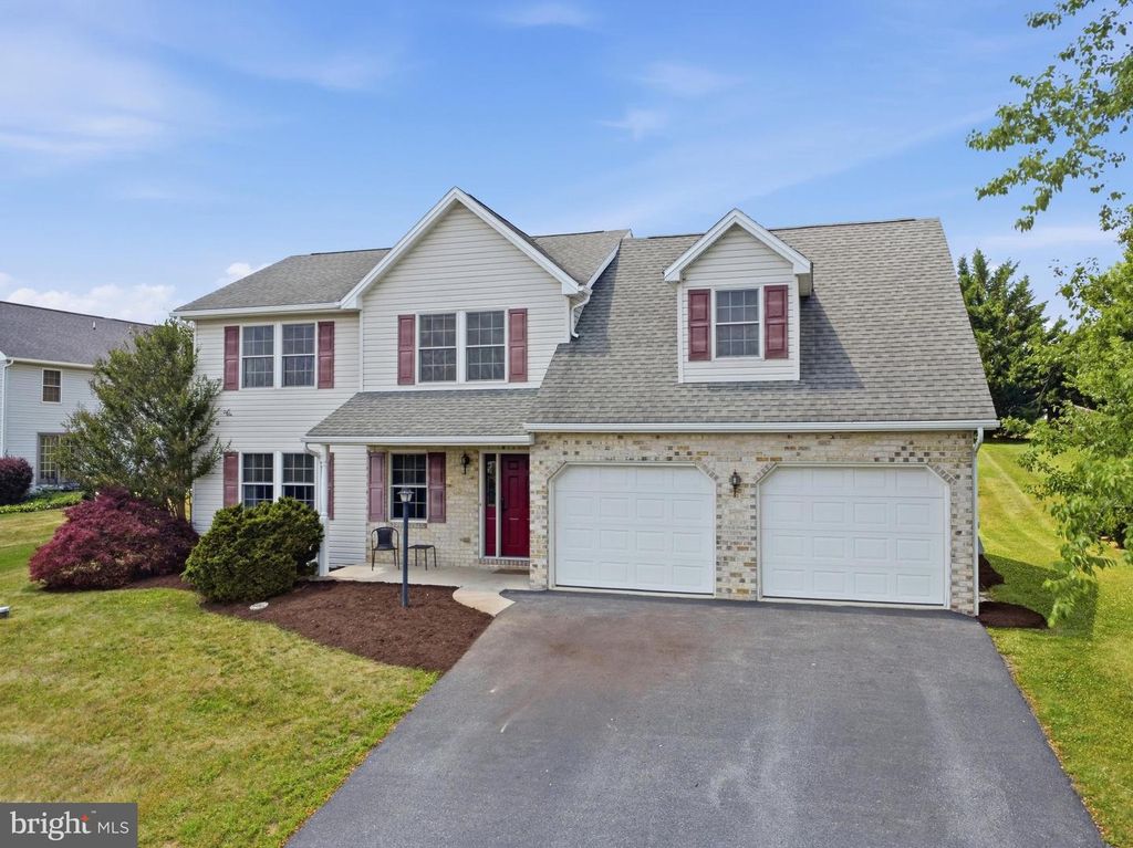 1553 Vaughn Dr, Chambersburg, PA - View 2