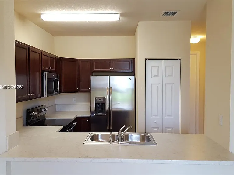 142 SE 28th Ter #7 — Photo 16