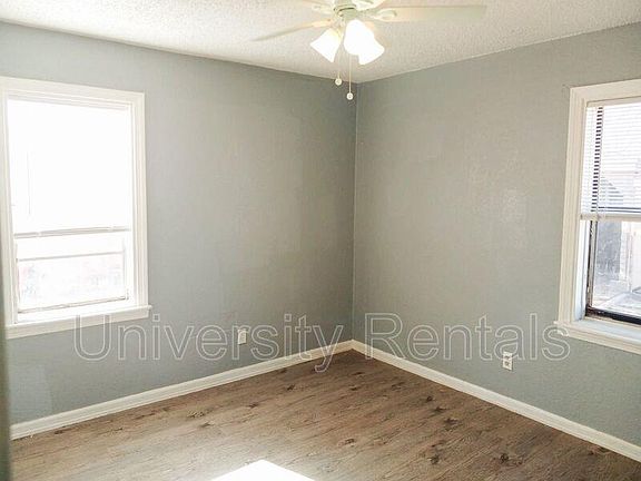 3rd image of 109 N Avenue V
