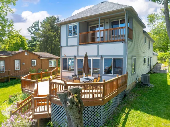 6230 Bullard Rd, Fenton, MI 48430