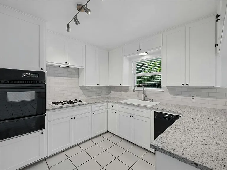2409 Devonshire Dr — Photo 5