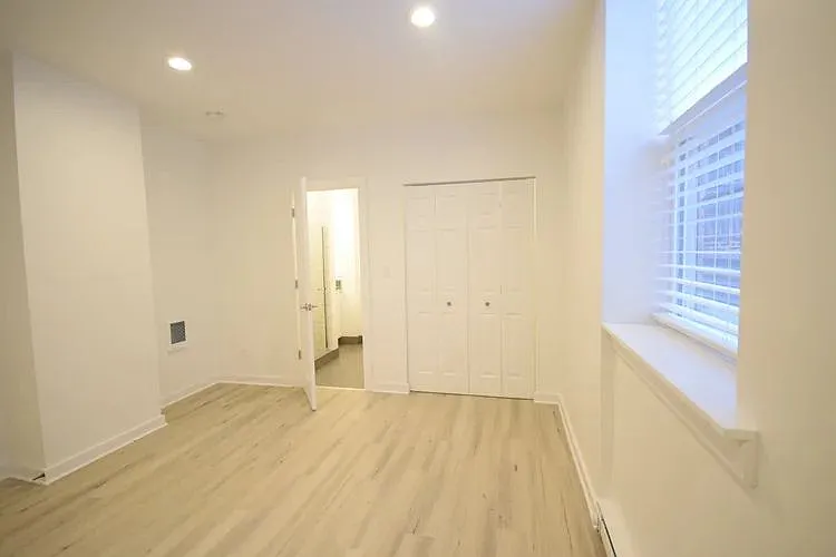 944 W Montrose — Photo 12
