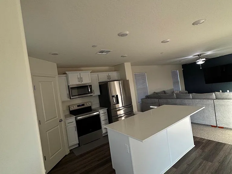 861 N Ocean St — Photo 2