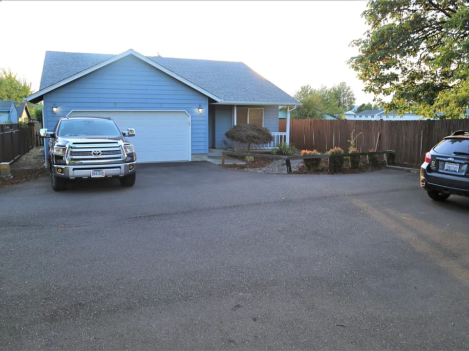 137 SW Wake Robin Ave