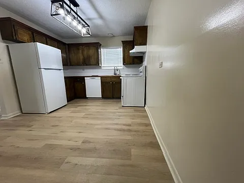Crestwood Apartments — Photo 60