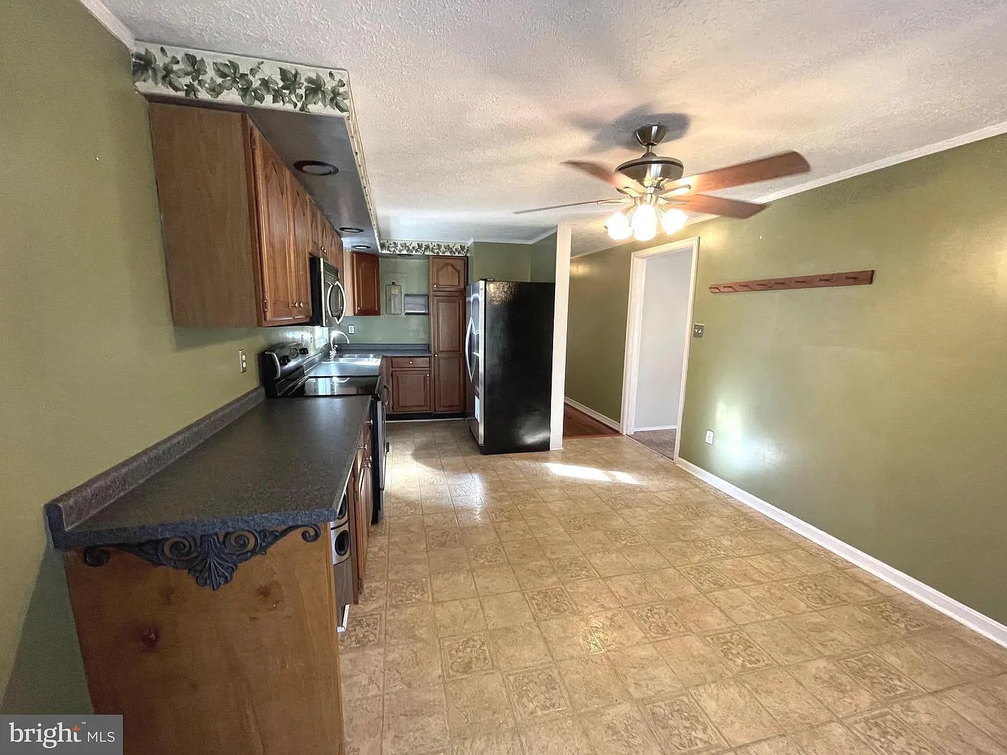 3 bed, 1050 sqft, $1,900 — Photo 4