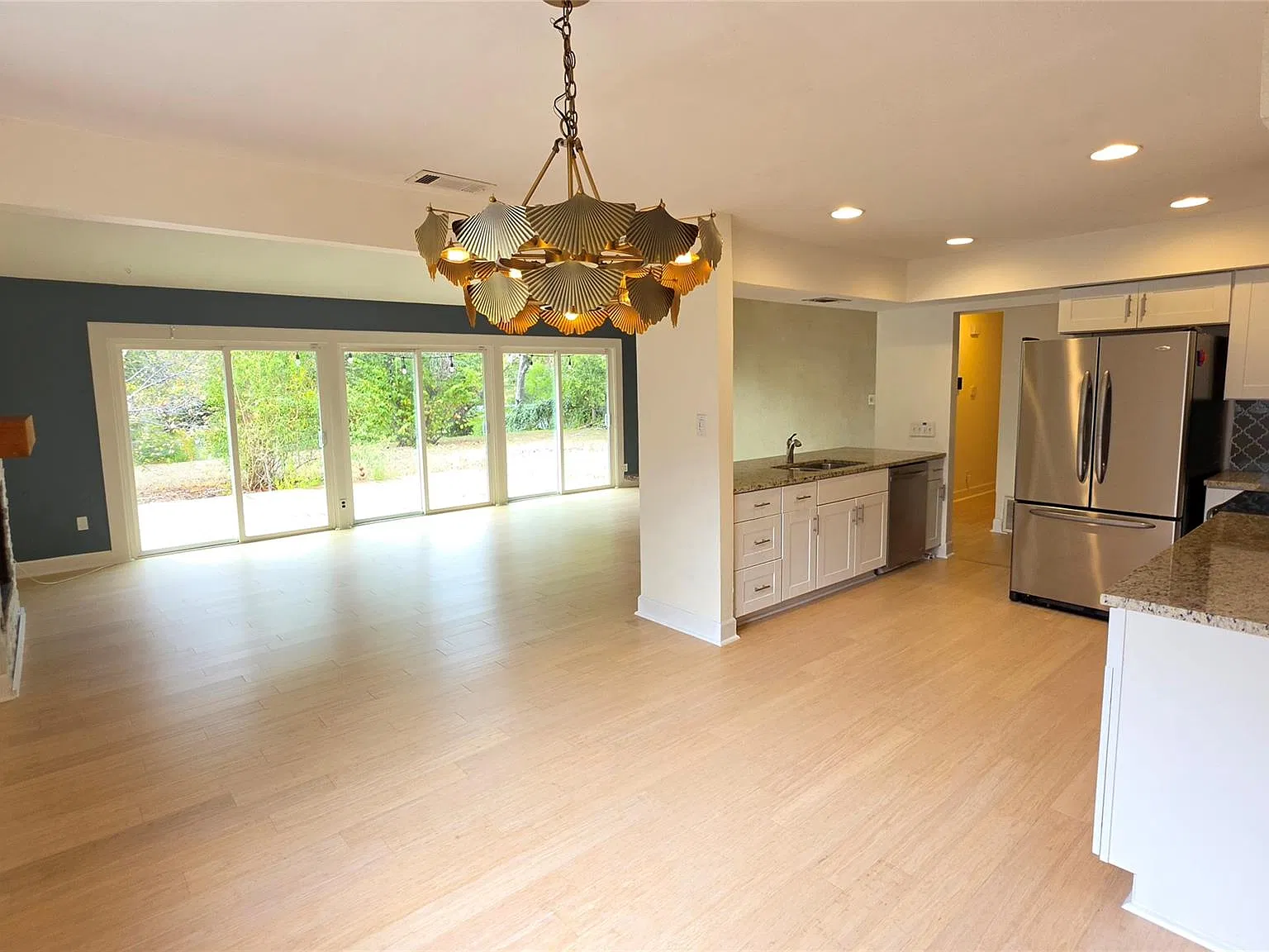 3 bed, 2.0 bath, 1944 sqft, $3,200 — Photo 4