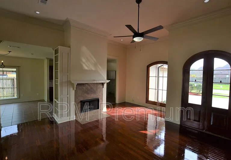 2691 Woodbend Ave — Photo 6