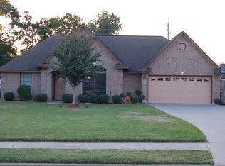 100 Lexington Ave, Clute, TX 77531