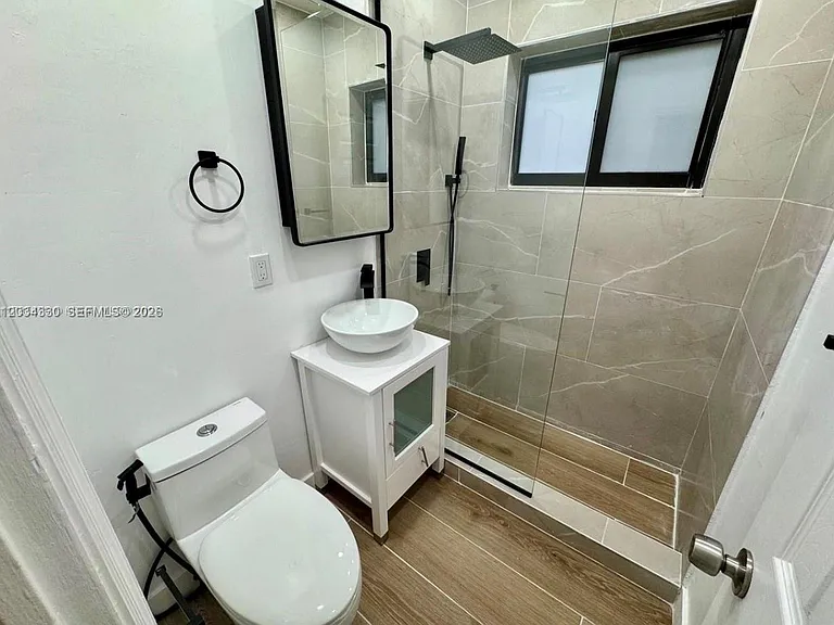 550 SW 10th St #6 — Photo 9